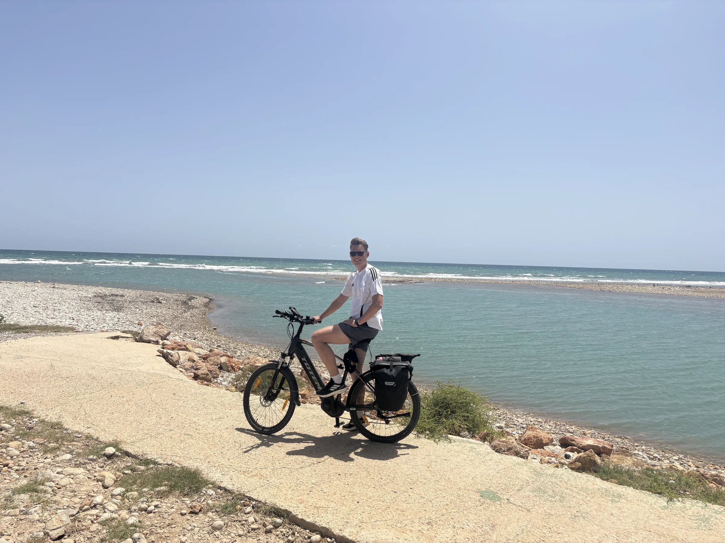 Fahrer auf einem voll ausgestatteten Trekking-E-Bike an der Costa Azahar Küste.