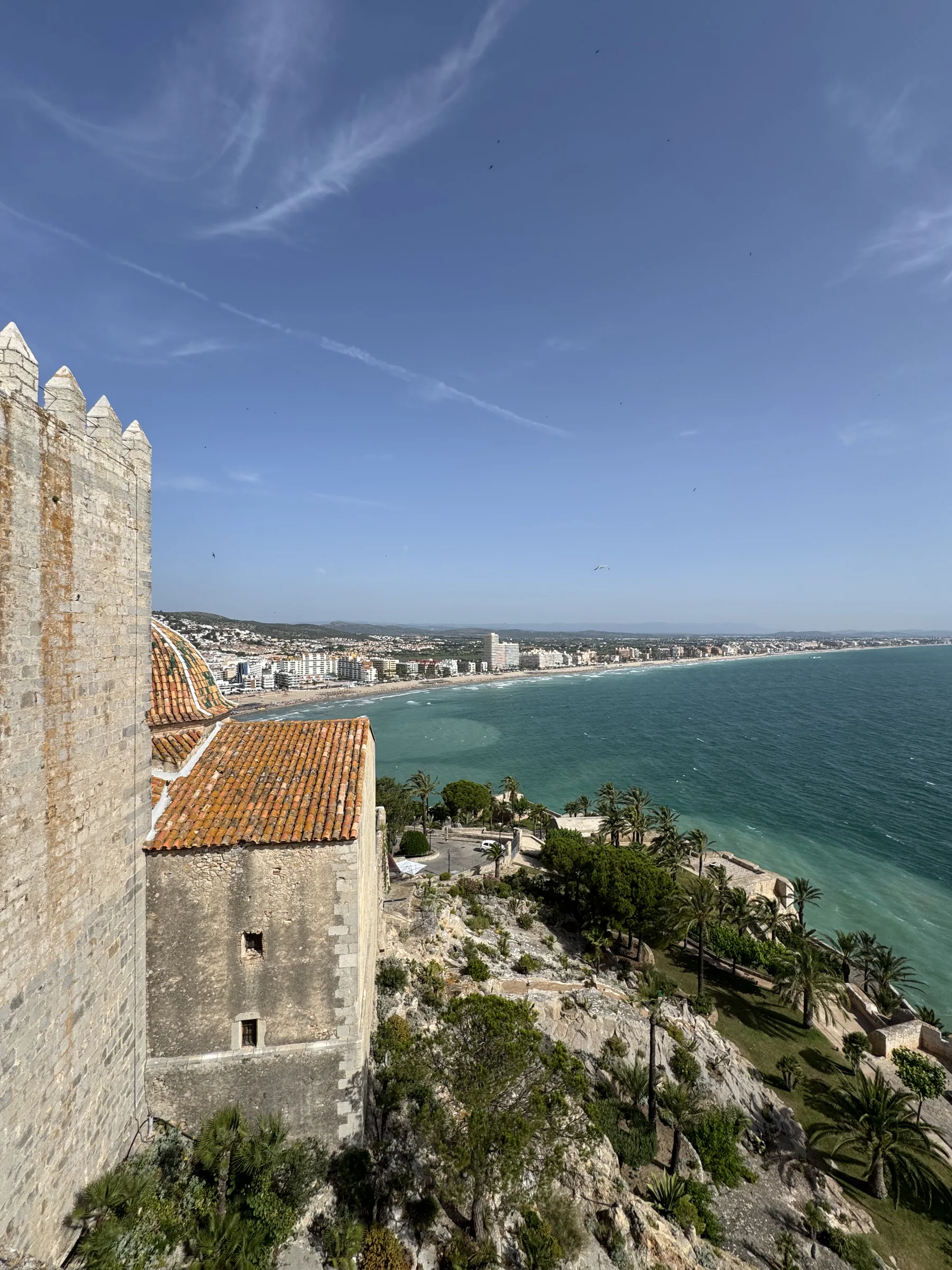 Ein weites Panorama der Costa Azahar Küste, wo sie auf das Mittelmeer trifft.
