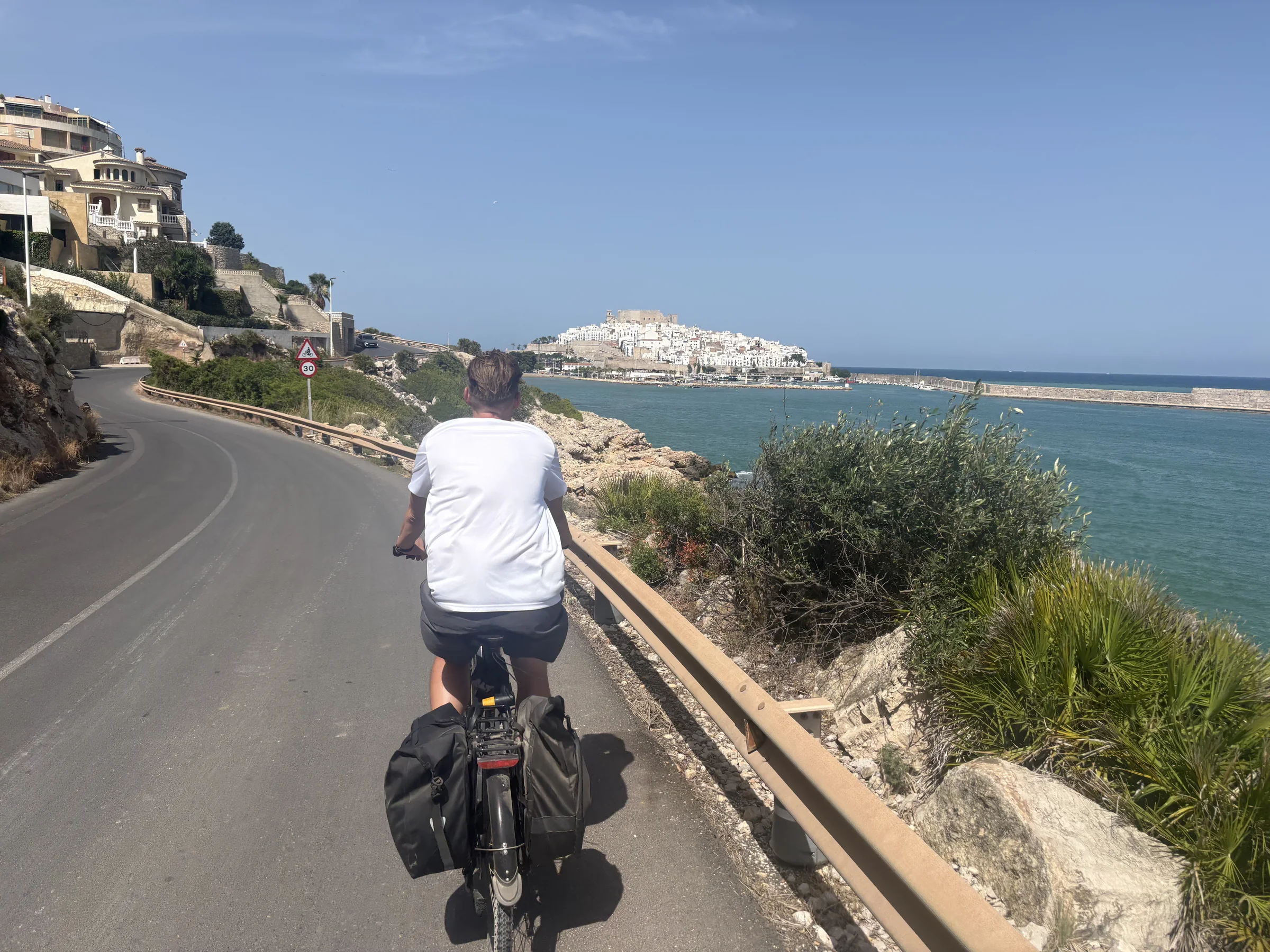 Einzelner E-Bike Fahrer auf der offenen Costa Azahar Küste bei Valencia.