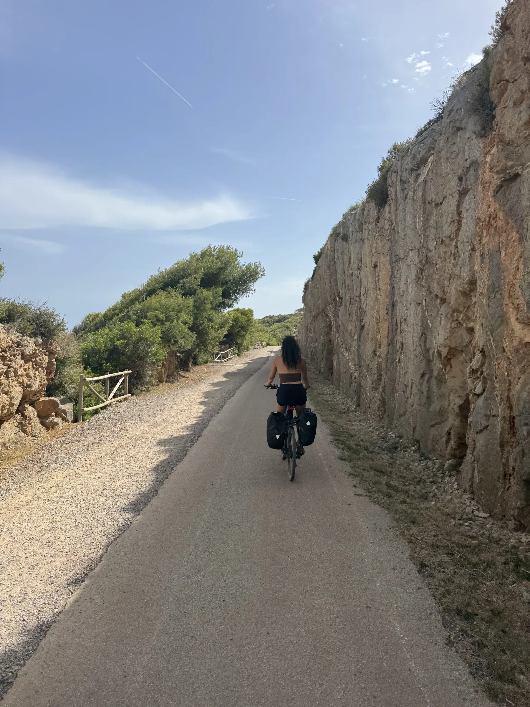 E-Bike Fahrer auf einem ruhigen Küstenweg der Costa Azahar Richtung Peñíscola.